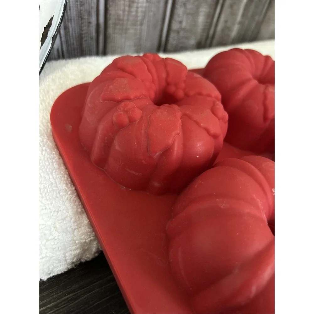 Non Flimsy Silicone Muffin Pan Poinsettia Mini Bundt Non-Stick Baking Cups Mold